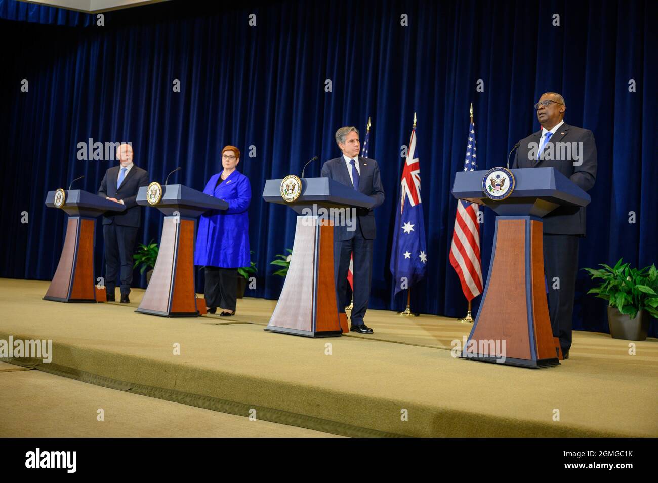 Austin III, a destra, risponde a una domanda durante una conferenza stampa congiunta con il Segretario di Stato Tony Blinken, e le loro controparti australiane al Dipartimento di Stato 16 settembre 2021 a Washington, DC. Da sinistra a destra ci sono: Il Ministro della Difesa australiano Peter Dutton, il Ministro degli Esteri australiano Marise Payne, il Segretario di Stato degli Stati Uniti Tony Blinken e il Segretario della Difesa degli Stati Uniti Lloyd Austin. Credito: SSgt. SGT. Jack Sanders/DOD/Alamy Live News Foto Stock