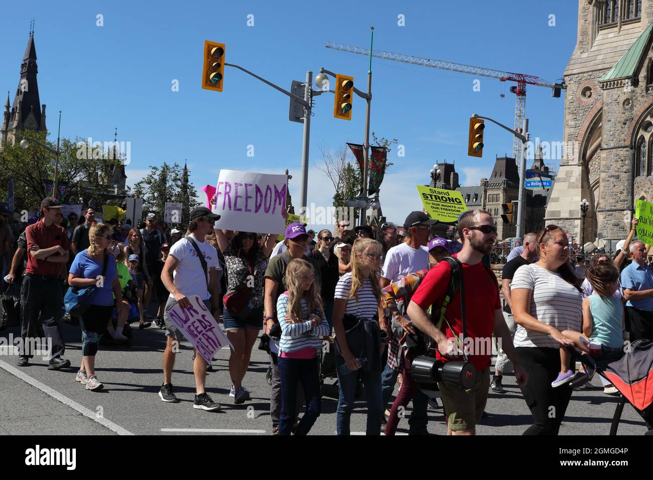 Persone contro la vaccinazione obbligatoria, la coercizione e l'attuazione dei passaporti di vaccinazione che marciano dalla collina del Parlamento a Ottawa, Cap Nazionale Foto Stock