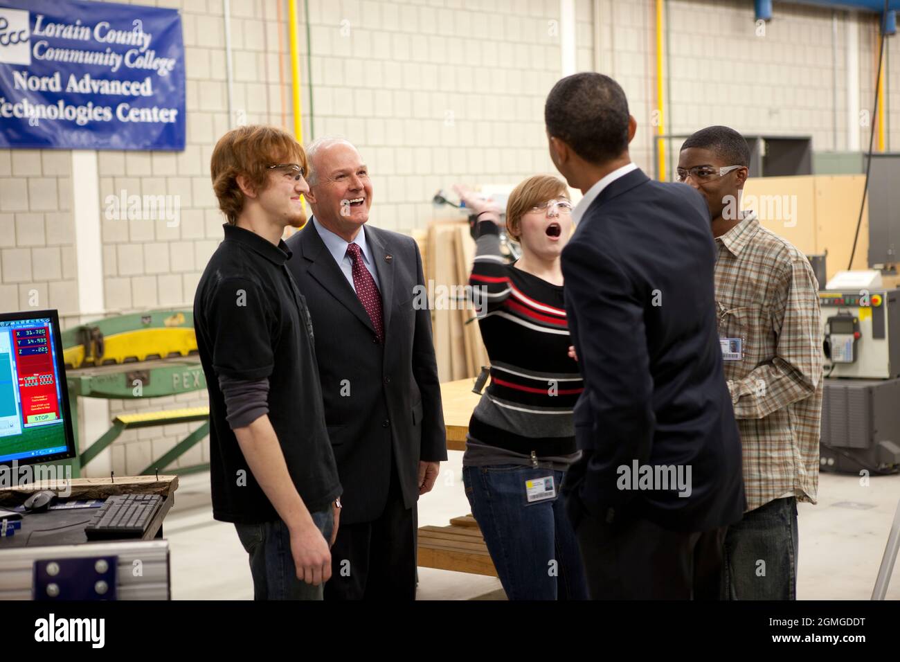 Il presidente Barack Obama è accolto dagli studenti durante il tour della Wind turbine Manufacturing and Fab Lab al Lorain County Community College, Elyria, Ohio, 22 gennaio 2010. (Foto ufficiale della Casa Bianca di Pete Souza) questa fotografia ufficiale della Casa Bianca è resa disponibile solo per la pubblicazione da parte delle organizzazioni di notizie e/o per uso personale la stampa dal soggetto(i) della fotografia. La fotografia non può essere manipolata in alcun modo e non può essere utilizzata in materiali commerciali o politici, pubblicità, e-mail, prodotti, promozioni che in alcun modo suggeriscono l'approvazione o l'approvazione del Pre Foto Stock