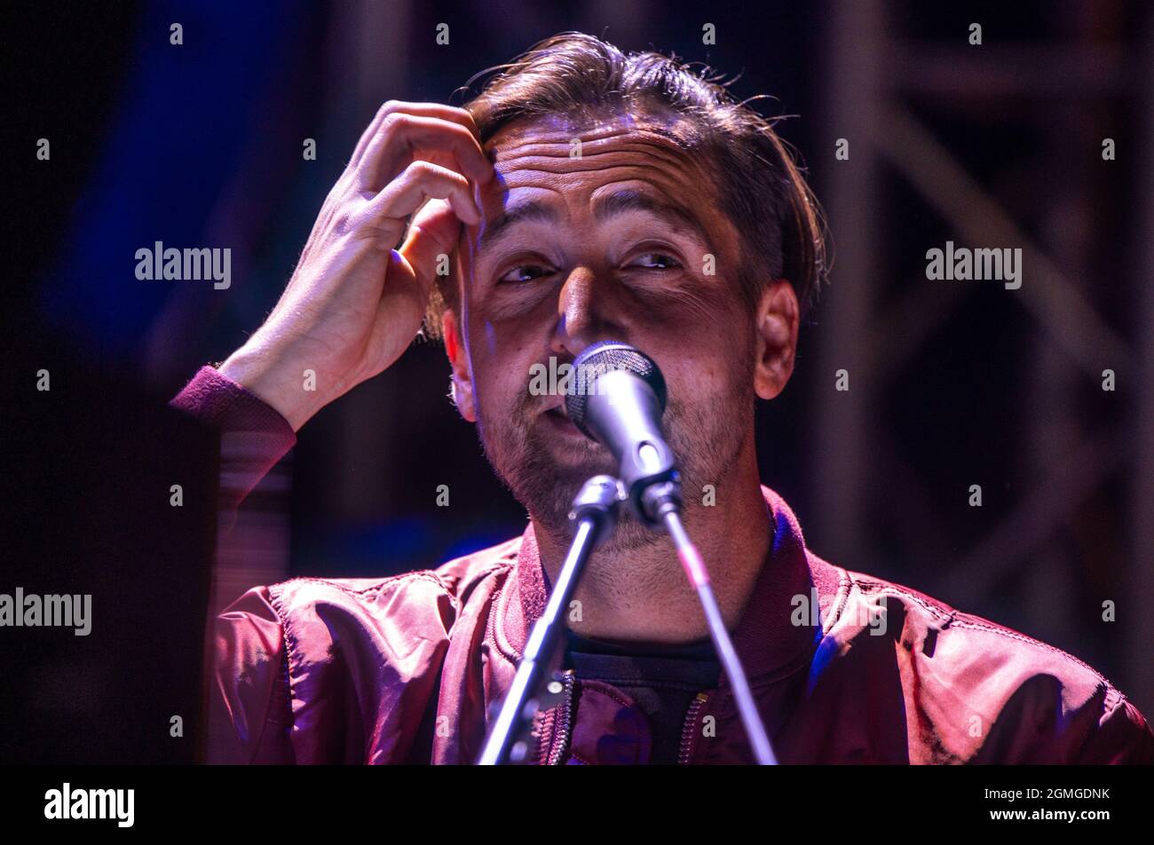 Jamel, Germania. 18 settembre 2021. Il musicista Danger Dan canta al concerto 'Jamel Rocks the Forester' nel piccolo villaggio di Jamel vicino a Wismar. Il festival conosciuto a livello nazionale è un segno dell'impegno della società civile contro la forte scena neo-nazista nel villaggio. Credit: Jens Büttner/dpa-Zentralbild/dpa/Alamy Live News Foto Stock
