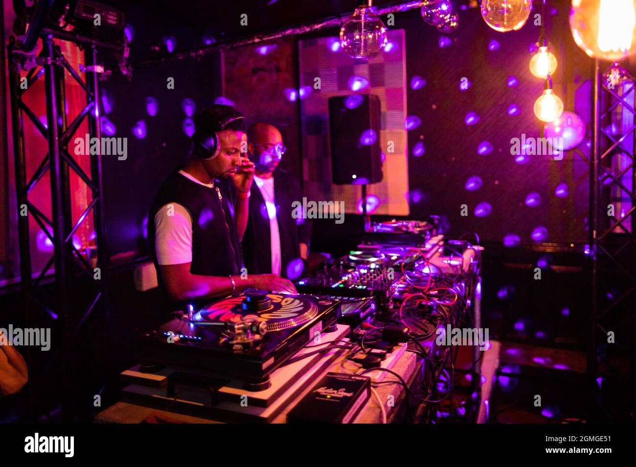 Manchester, Regno Unito. 18 settembre 2021. Space Afrika si porta ai ponti durante il Repercussion Festival.ÊThe nuovo giorno e notte evento vede l'ulteriore rigenerazione di Mayfield che ospita oltre cinque fasi, tra cui il leggendario Star & Garter pub. Credit: Andy Barton/Alamy Live News Foto Stock