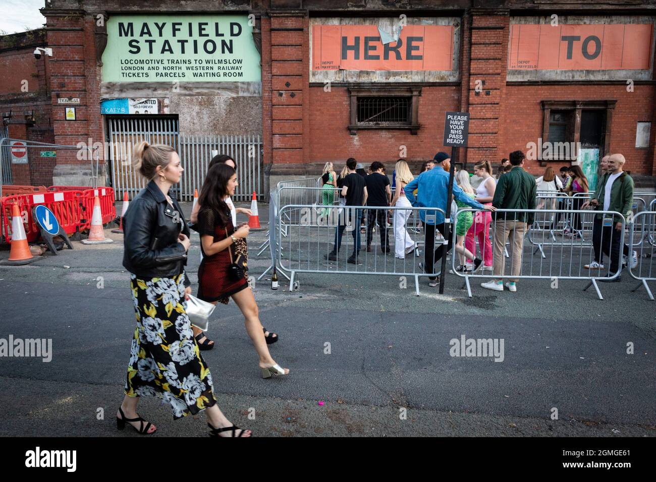 Manchester, Regno Unito. 18 settembre 2021. La gente arriva al Repercussion Festival.ÊThe nuovo giorno e notte evento vede l'ulteriore rigenerazione di Mayfield che ospita oltre cinque fasi, tra cui il leggendario Star & Garter pub. Credit: Andy Barton/Alamy Live News Foto Stock