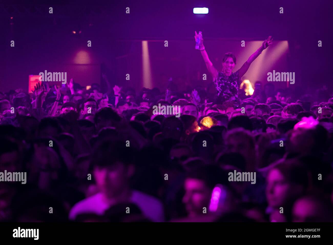 Manchester, Regno Unito. 18 settembre 2021. Un festaiolo si alza sopra la folla al Repercussion Festival.ÊThe nuovo giorno e notte evento vede l'ulteriore rigenerazione di Mayfield che ospita oltre cinque fasi, tra cui il leggendario Star & Garter pub. Credit: Andy Barton/Alamy Live News Foto Stock