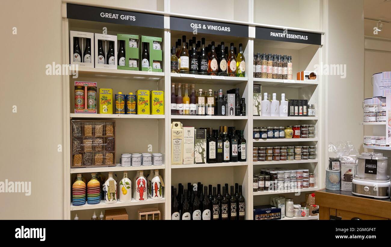 Orlando, FL USA - 9 settembre 2021: Una mostra con regali, oli da cucina, vinegari e oggetti essenziali per la dispensa in un negozio Williams Sonoma in un centro commerciale coperto Foto Stock