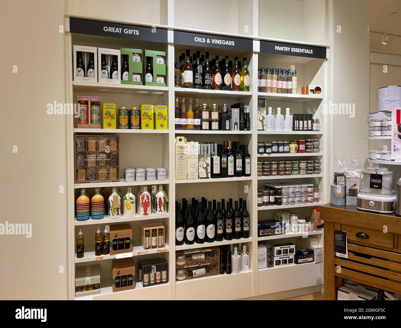 Orlando, FL USA - 9 settembre 2021: Una mostra con regali, oli da cucina, vinegari e oggetti essenziali per la dispensa in un negozio Williams Sonoma in un centro commerciale coperto Foto Stock
