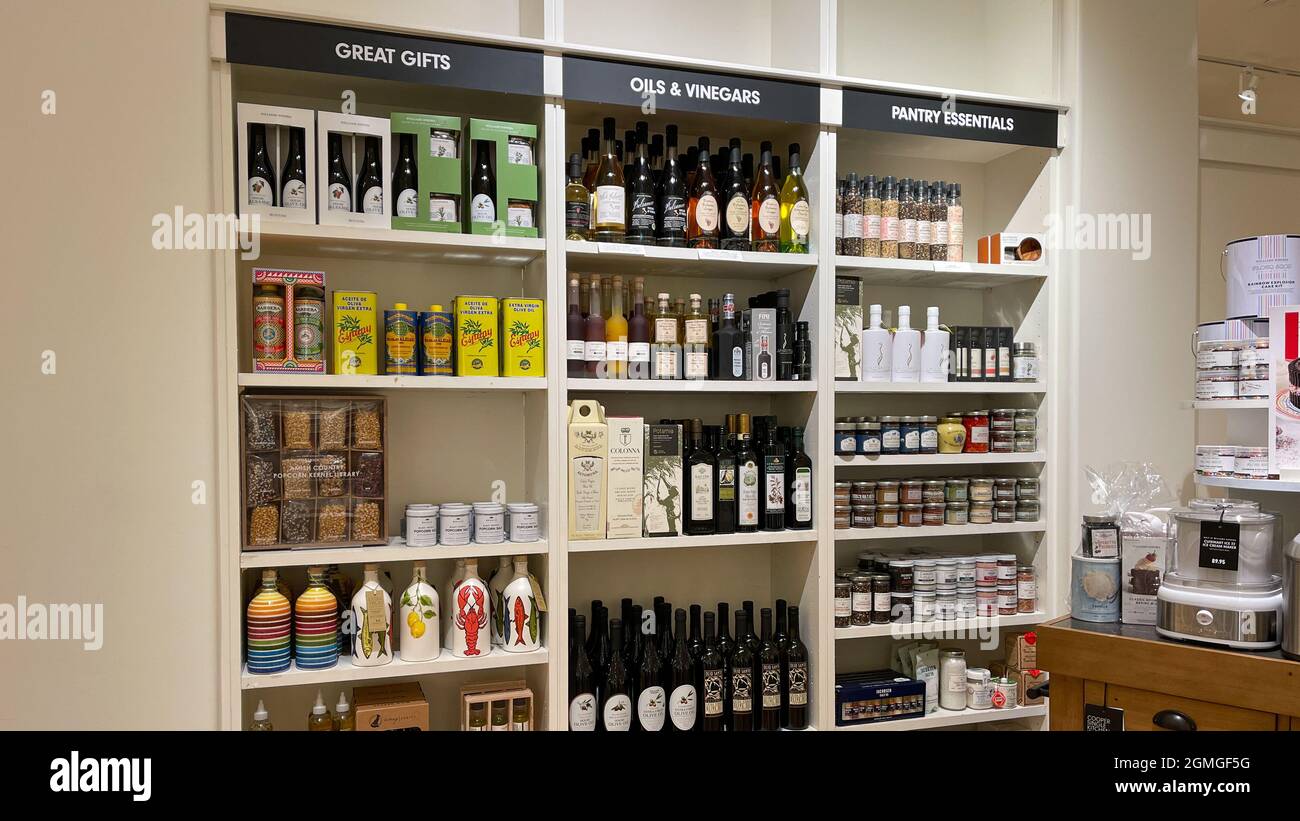Orlando, FL USA - 9 settembre 2021: Una mostra con regali, oli da cucina, vinegari e oggetti essenziali per la dispensa in un negozio Williams Sonoma in un centro commerciale coperto Foto Stock
