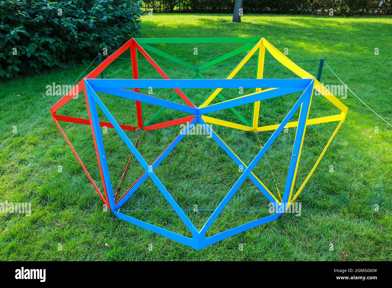 Londra, Regno Unito. 16 settembre 2021. FREECE Sculpture 2021 mostra al Regent's Park. Opera di Rasheed Araeen. Credito: Waldemar Sikora Foto Stock