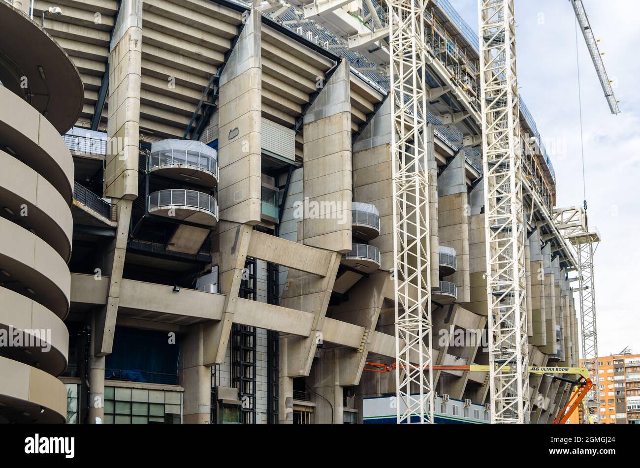 MADRID, SPAGNA - 13 SETTEMBRE 2021: Gru nei lavori di ristrutturazione dello stadio Santiago Bernabéu, sede del Real Madrid Foto Stock