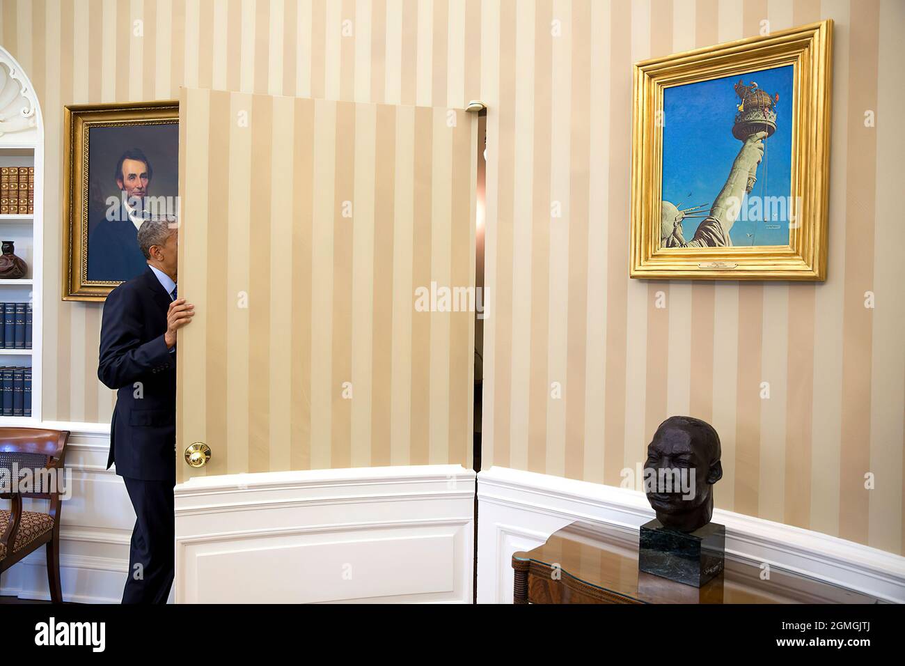 30 aprile 2015 'incorniciato da un busto di Martin Luther King Jr. E un dipinto di Abraham Lincoln, il presidente ha alcune ultime parole con Sen. Rob Portman, R-Ohio, a seguito di una cerimonia di firma per S.535, Energy Efficiency Improvement Act del 2015.' (Foto ufficiale della Casa Bianca di Pete Souza) questa fotografia ufficiale della Casa Bianca è resa disponibile solo per la pubblicazione da parte delle organizzazioni di notizie e/o per uso personale la stampa dal soggetto(i) della fotografia. La fotografia non può essere manipolata in alcun modo e non può essere utilizzata in materiali commerciali o politici, pubblicità, e-mail, prodotti, Foto Stock