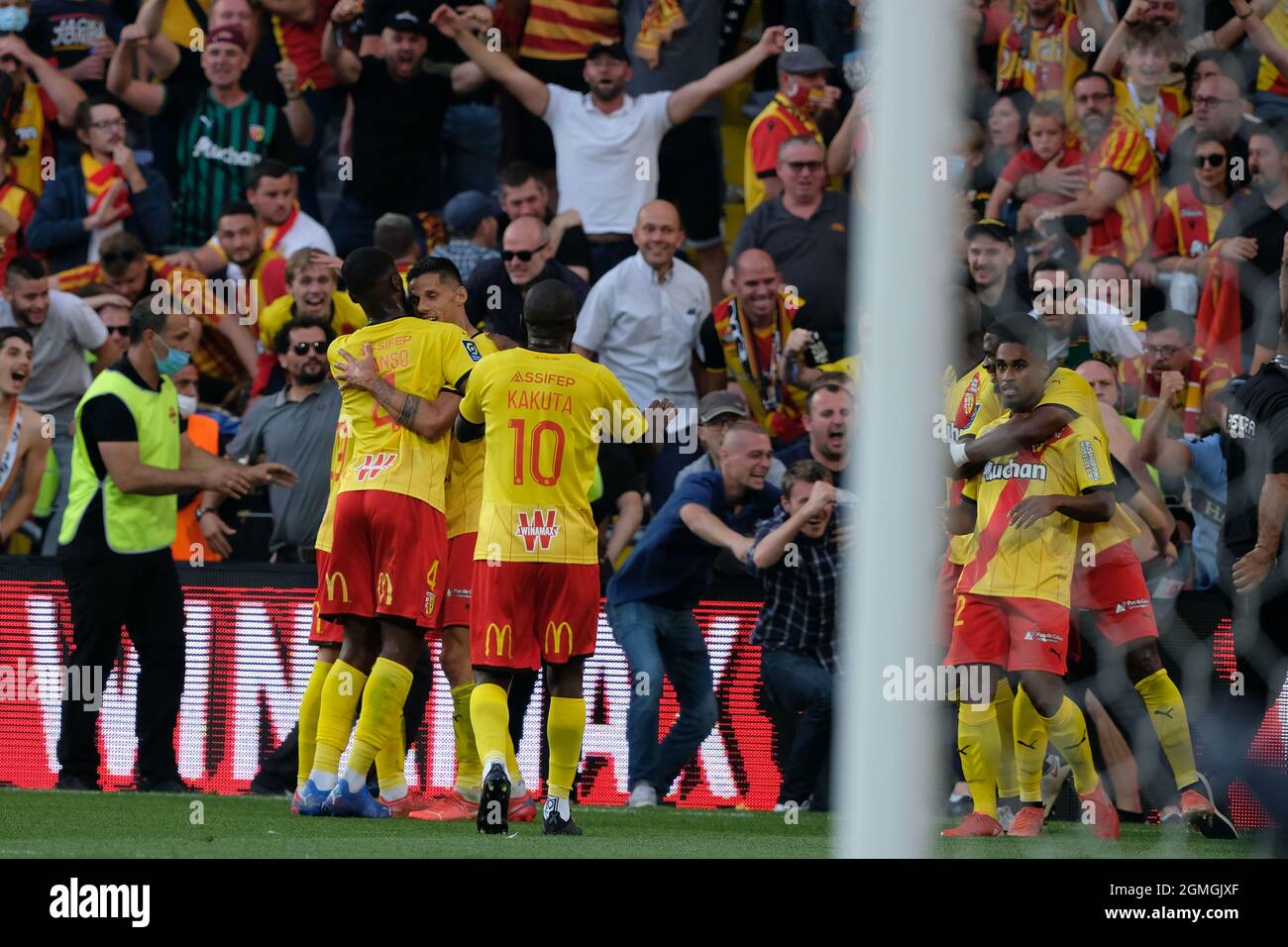 Lens, Hauts de France, Francia. 19 settembre 2021. Gioia della squadra Lens dopo aver segnato il loro obiettivo durante il campionato francese di calcio Ligue 1 Uber Eats RC Lens contro Lille OSC allo stadio Felix Bollaert Delelis - Lens.Lens Won 1:0 (Credit Image: © Pierre Stevenin/ZUMA Press Wire) Foto Stock
