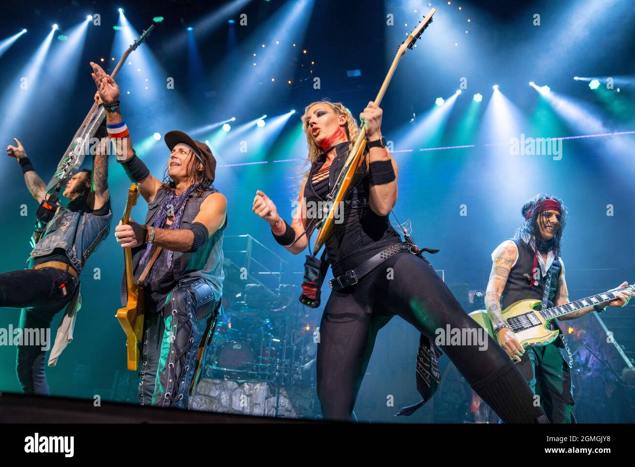 17 settembre 2021, Atlantic City, New Jersey, USA: Base player CHUCK GARRIC, left, chitarrista RYAN ROXIE, NITA STRAUSS, voce e chitarra, E TOMMY HENRIKSEN, chitarra ritmica e principale, suonano con Alice Cooper. Dopo quasi 19 mesi fuori dal palco, la leggenda del Rock and Roll Alice Cooper, 73, ha lanciato il suo tour dell'autunno 2021 all'Ocean Casino Resort di Atlantic City, New Jersey. (Credit Image: © Jim Z. Rider/ZUMA Press Wire) Foto Stock