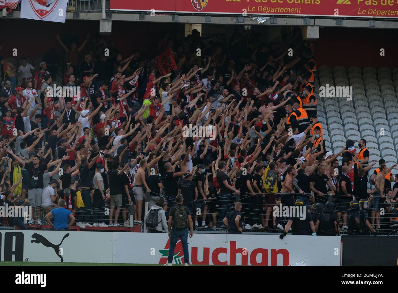 Lens, Hauts de France, Francia. 19 Settembre 2021. Lille sostenitori sotto la supervisione della polizia durante il campionato francese di calcio Ligue 1 Uber eats RC Lens contro Lille OSC allo stadio Felix Bollaert Delelis - Lens.Lens won 1:0 (Credit Image: © Pierre Stevenin/ZUMA Press Wire) Foto Stock