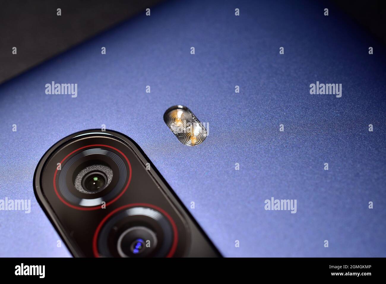 Immagine macro del flash dello smartphone con fotocamera a doppio obiettivo Foto Stock