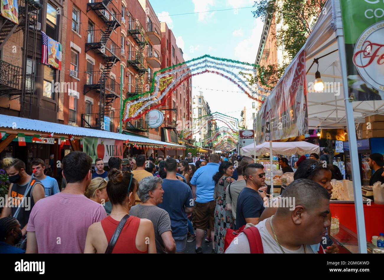 L'annuale San Gennaro è tornato a Little Italy a New York City per celebrare la cultura e il patrimonio italiano in città il 18 settembre 2021. Foto Stock