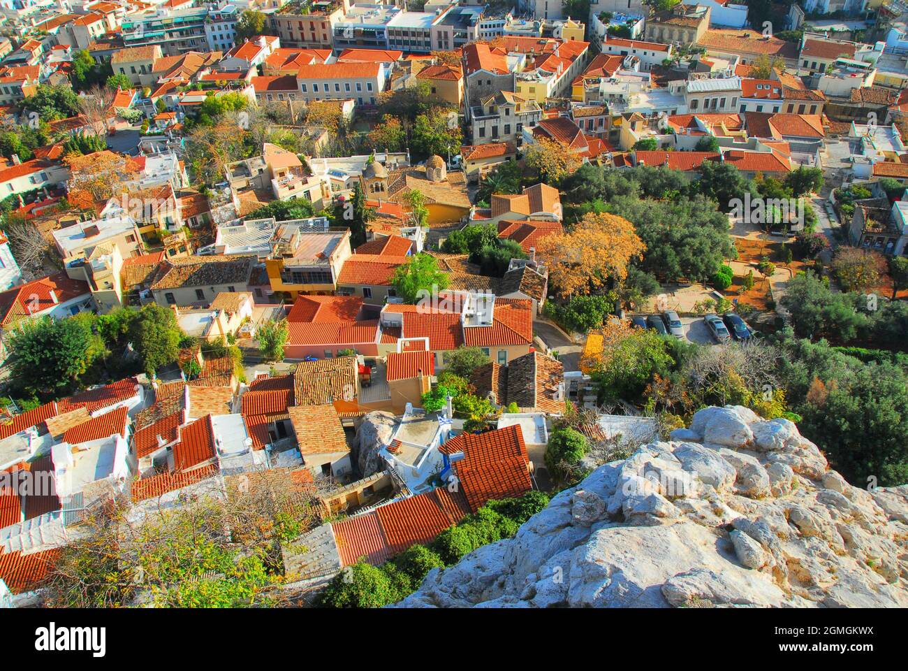 Guardando giù sui tetti di Atene, Grecia, dall'acropoli in una giornata di sole. Foto Stock