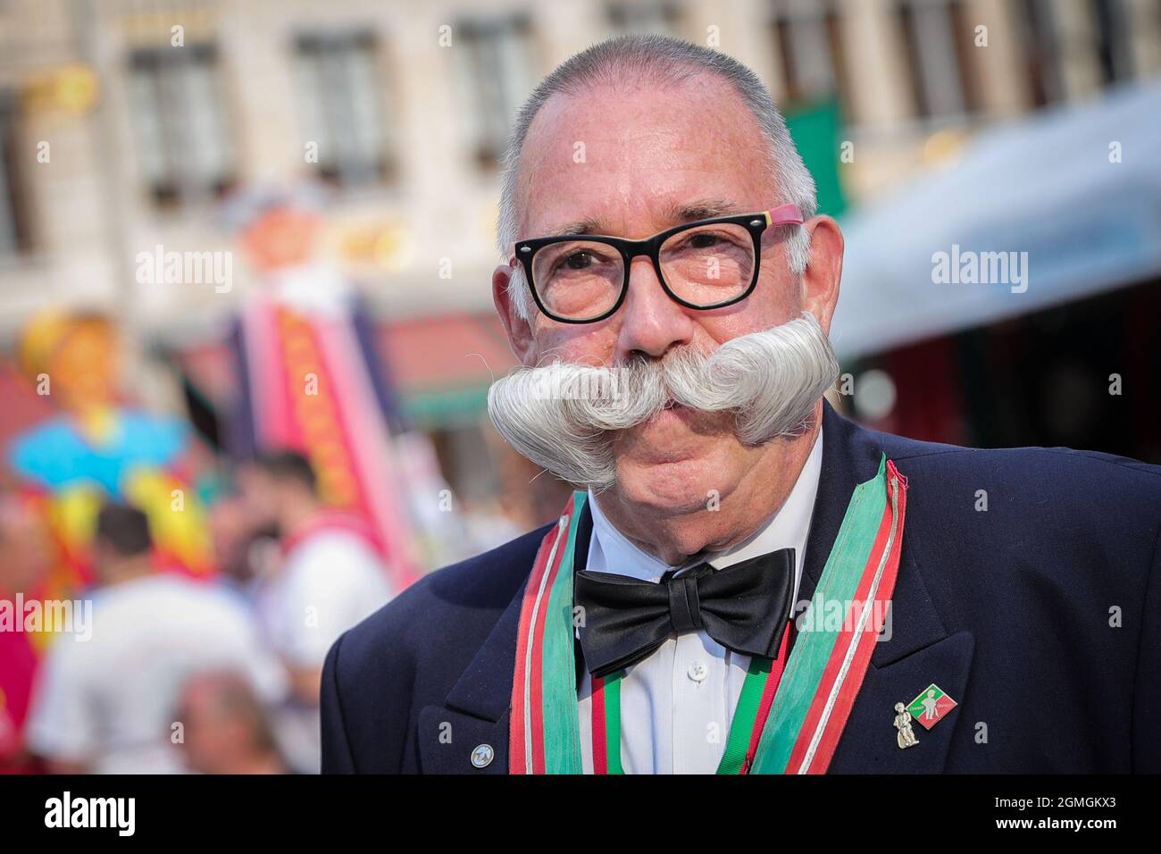 Bruxelles, Belgio. 18 settembre 2021. Un uomo con baffi speciali partecipa  al Folklorissimo, o al Festival del Folklore, presso la Grand Place di  Bruxelles, in Belgio, il 18 settembre 2021. Credit: Zheng