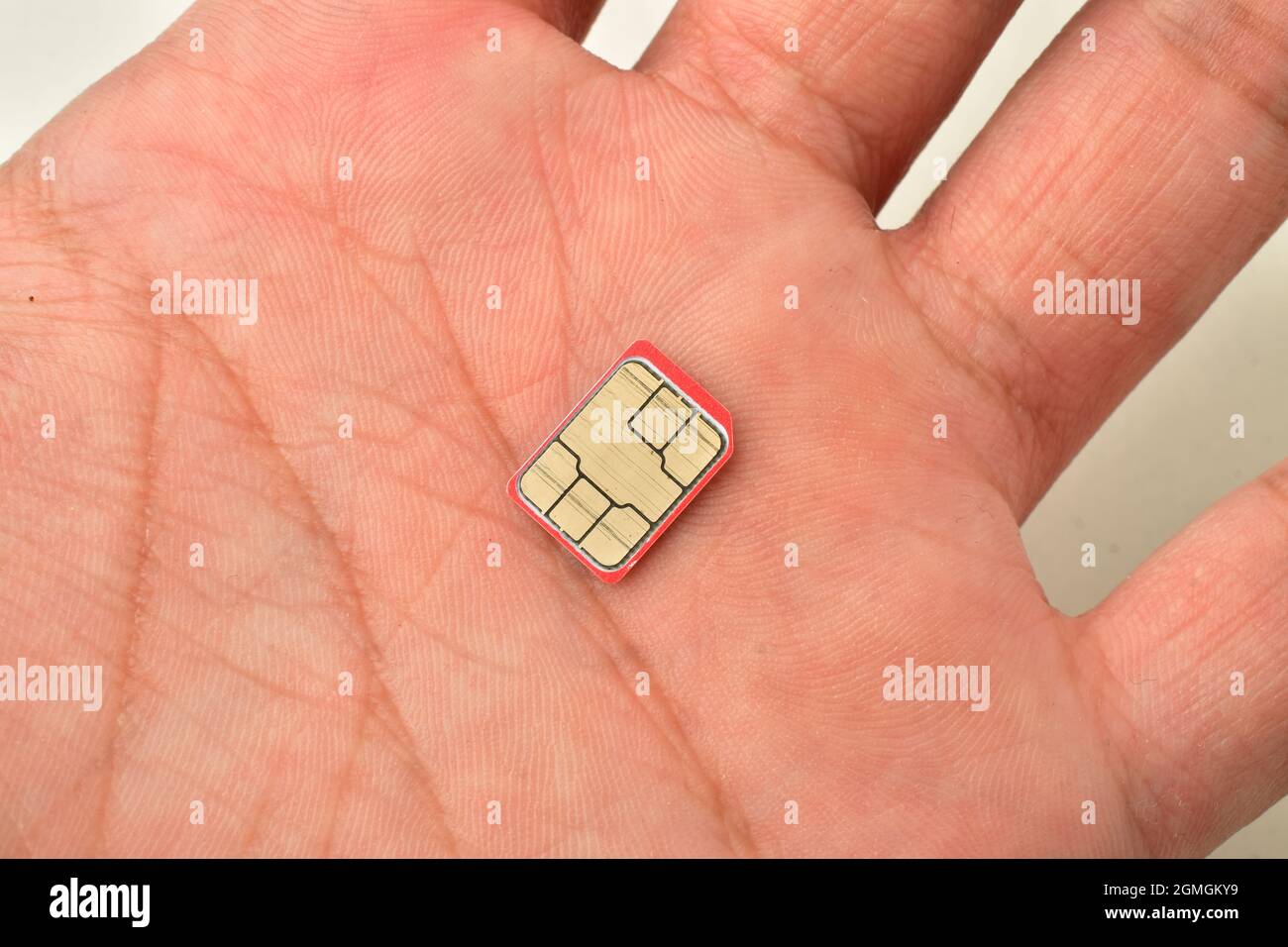 Immagine ravvicinata della scheda sim in mano Foto Stock