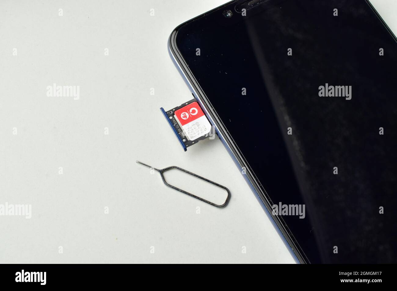 New Delhi, India, 18 ottobre 2019:- Vodaphone sim su smartphone Foto Stock