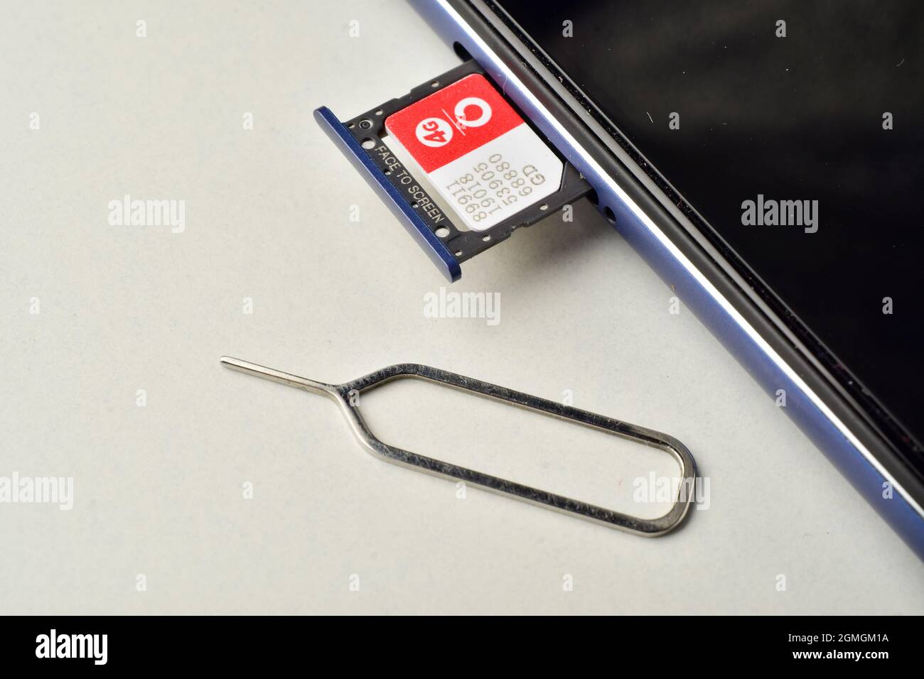 New Delhi, India, 18 ottobre 2019:- Vodaphone sim su smartphone Foto Stock