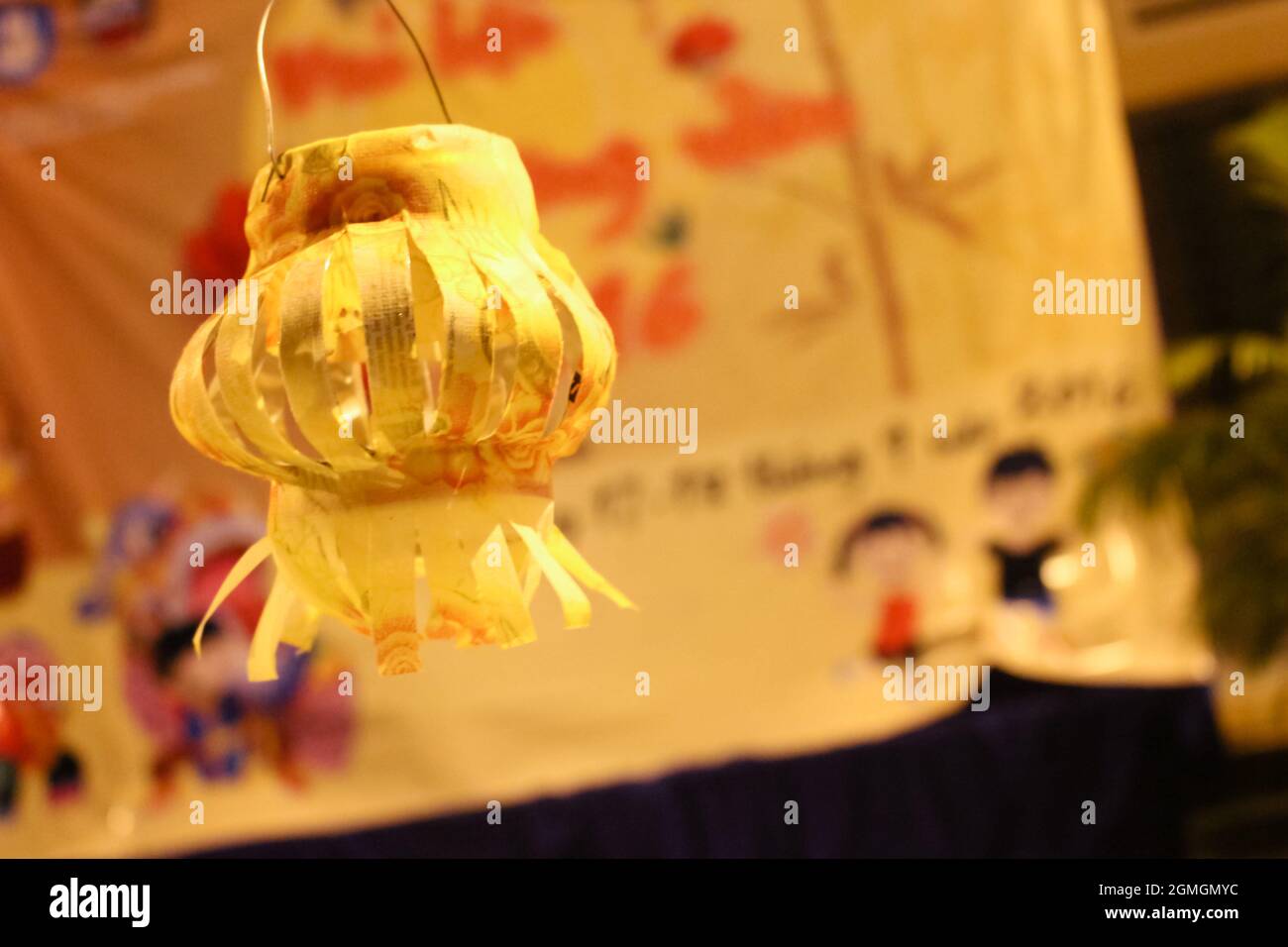 Lanterne di metà autunno fatte di lattine di birra Foto Stock