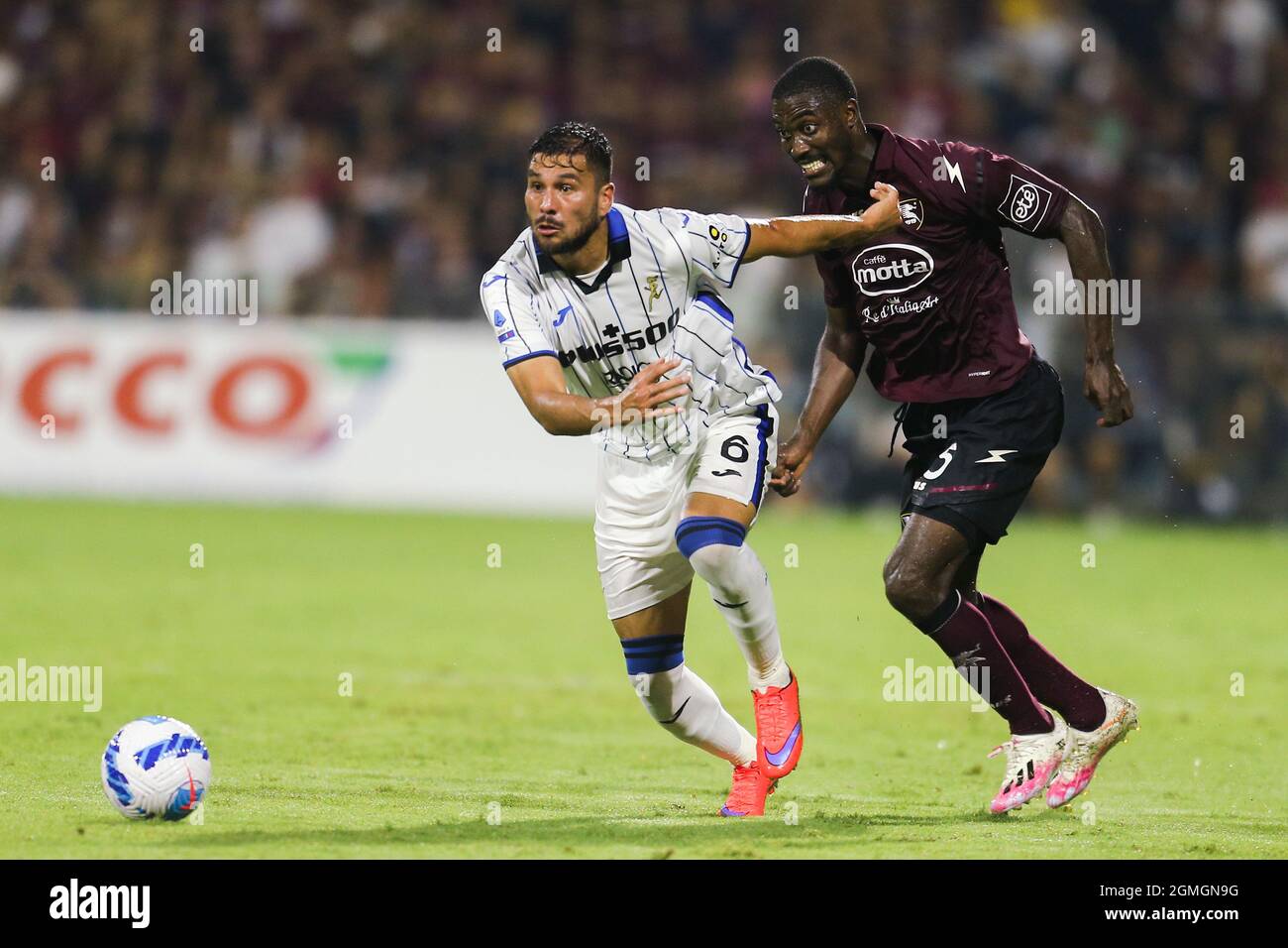 Il difensore argentino di Atalanta Jose Luis Palomino (L) sfida per la palla con l'ivoriano di Salernitana in avanti Cedric Gondo durante la Serie Una partita di calcio tra Salernitana e Atalanta allo Stadio Arechi di Salerno, Italia meridionale, il 18 settembre 2021. Foto Stock