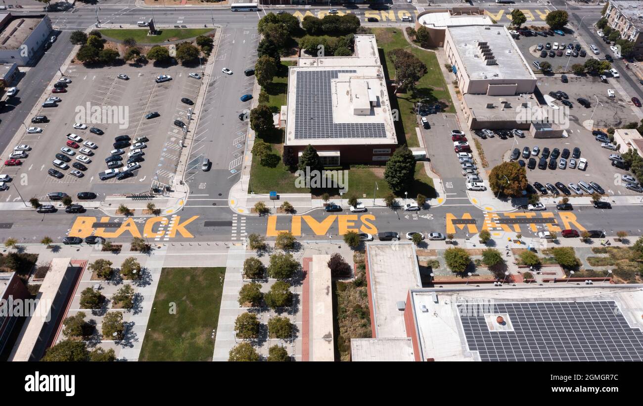 Richmond, California, USA - 22 luglio 2021: Vista aerea di un murale "Black Lives Matter" nel centro di Richmond. Foto Stock