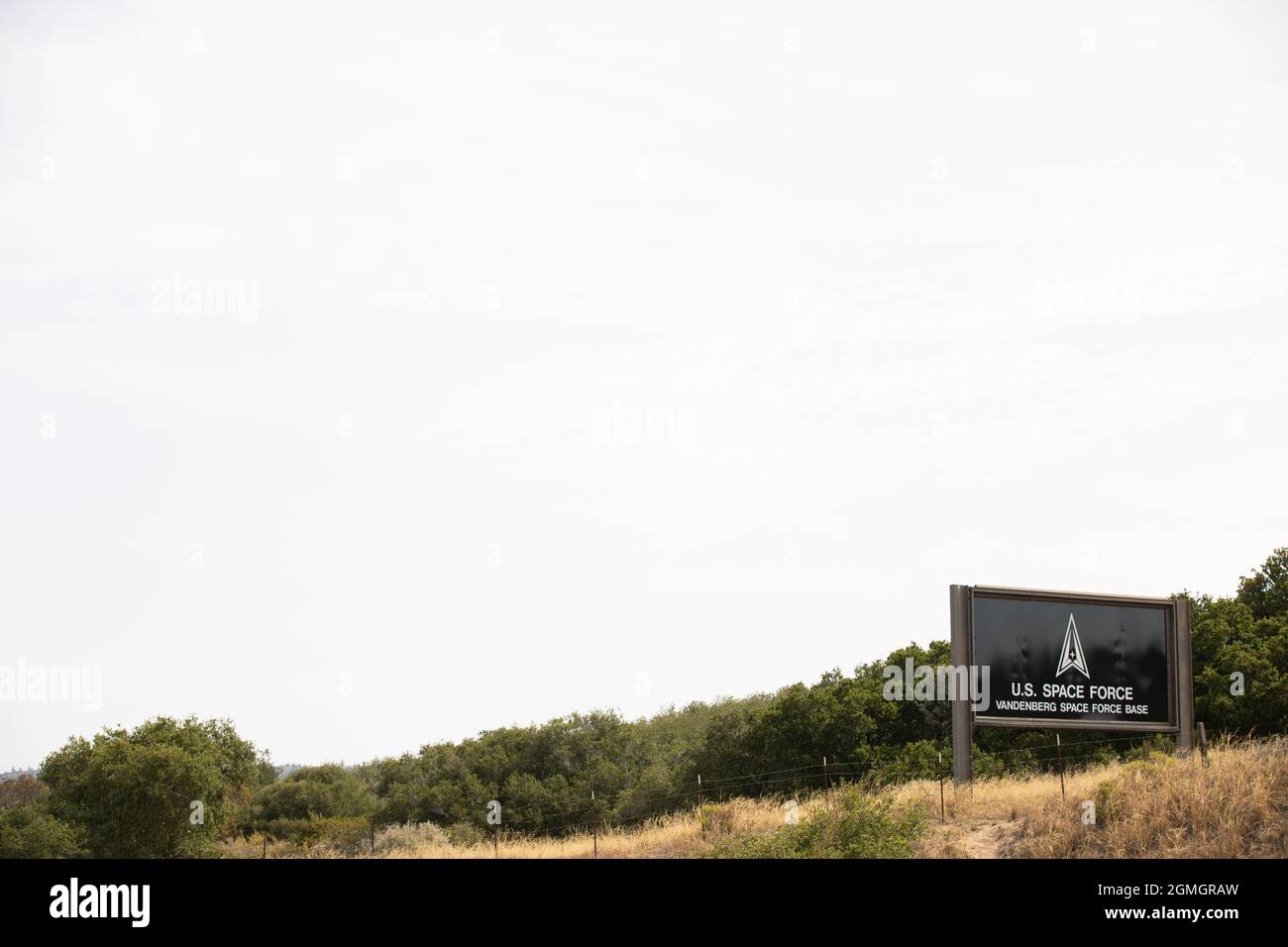 Vandenberg Air Force base, California, USA - 25 luglio 2021: Sun brilla all'esterno della base spaziale statunitense. Foto Stock