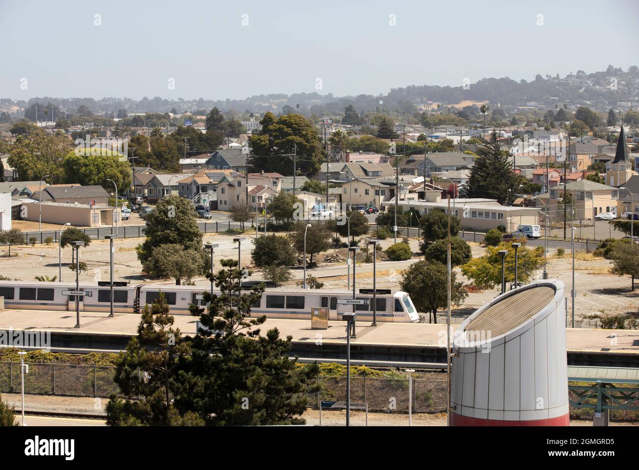 Richmond, California, USA - 22 luglio 2021: Un treno BART (Bay Area Rapid Transit) arriva alla stazione di Richmond. Foto Stock