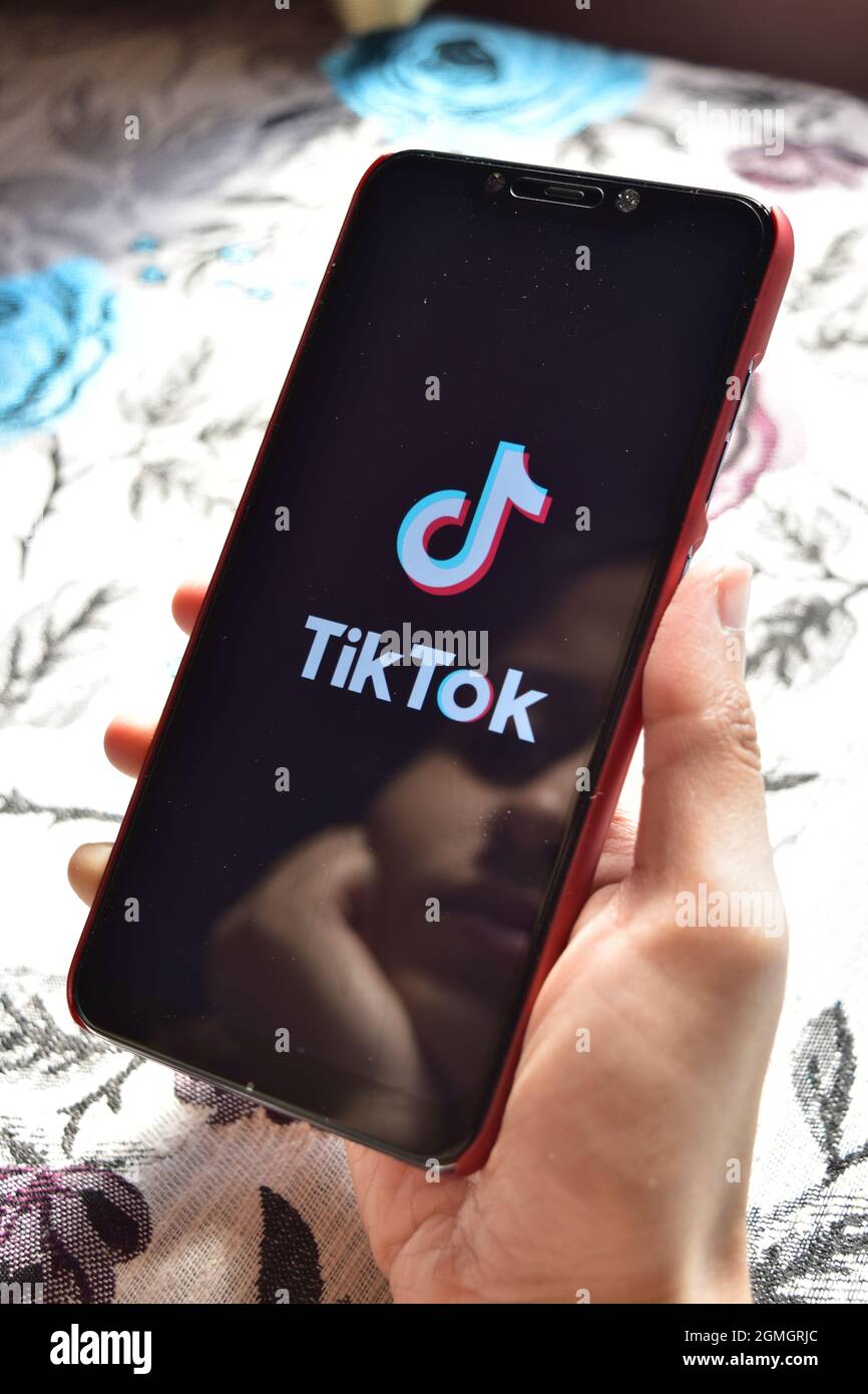 New Delhi, India, 9 novembre 2019:- tiktok app su smartphone Foto Stock