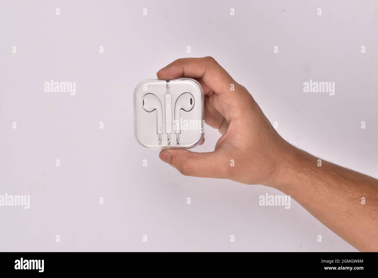 scatola per auricolari in mano isolata su sfondo bianco Foto Stock