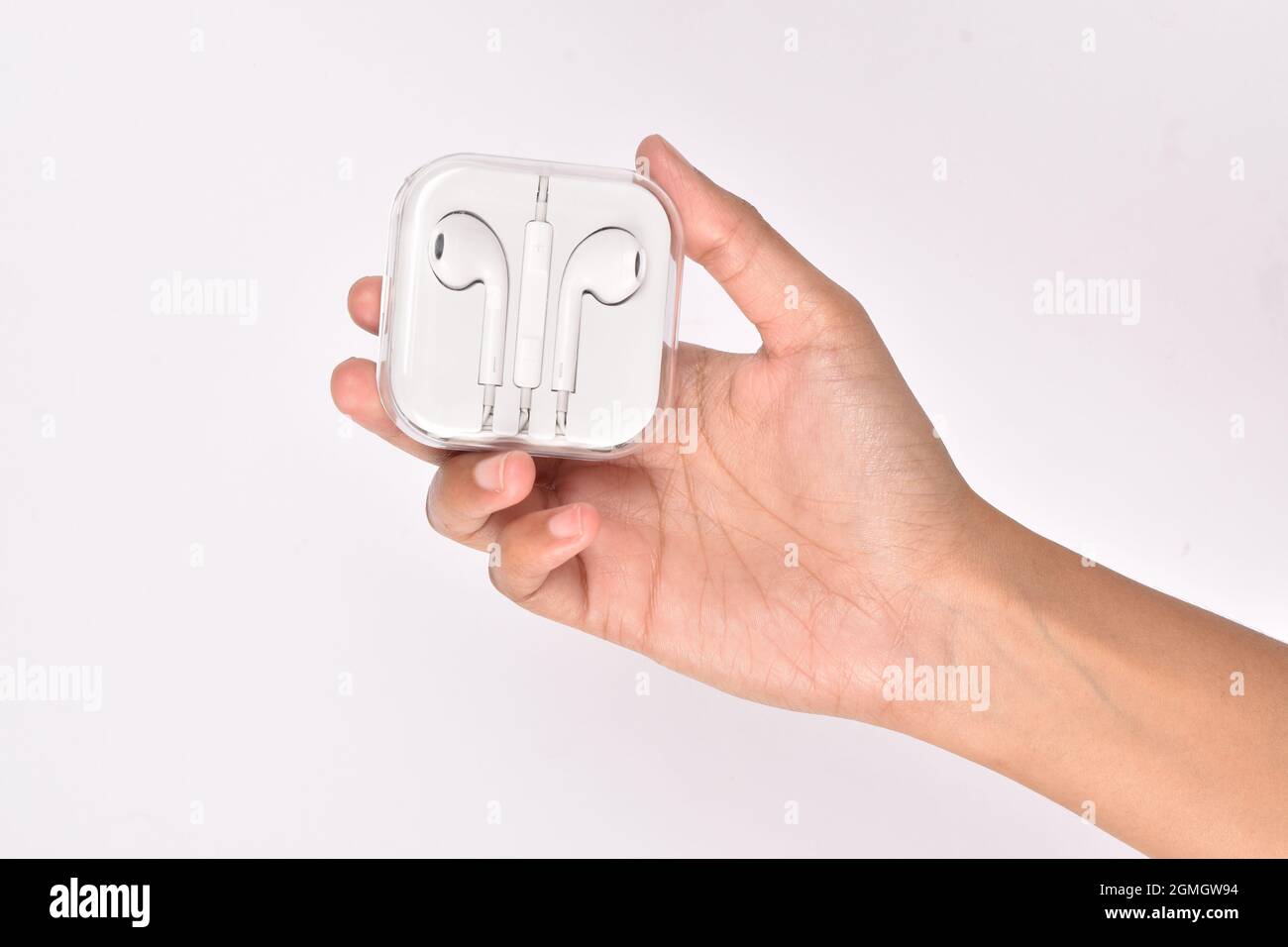 scatola per auricolari in mano isolata su sfondo bianco Foto Stock