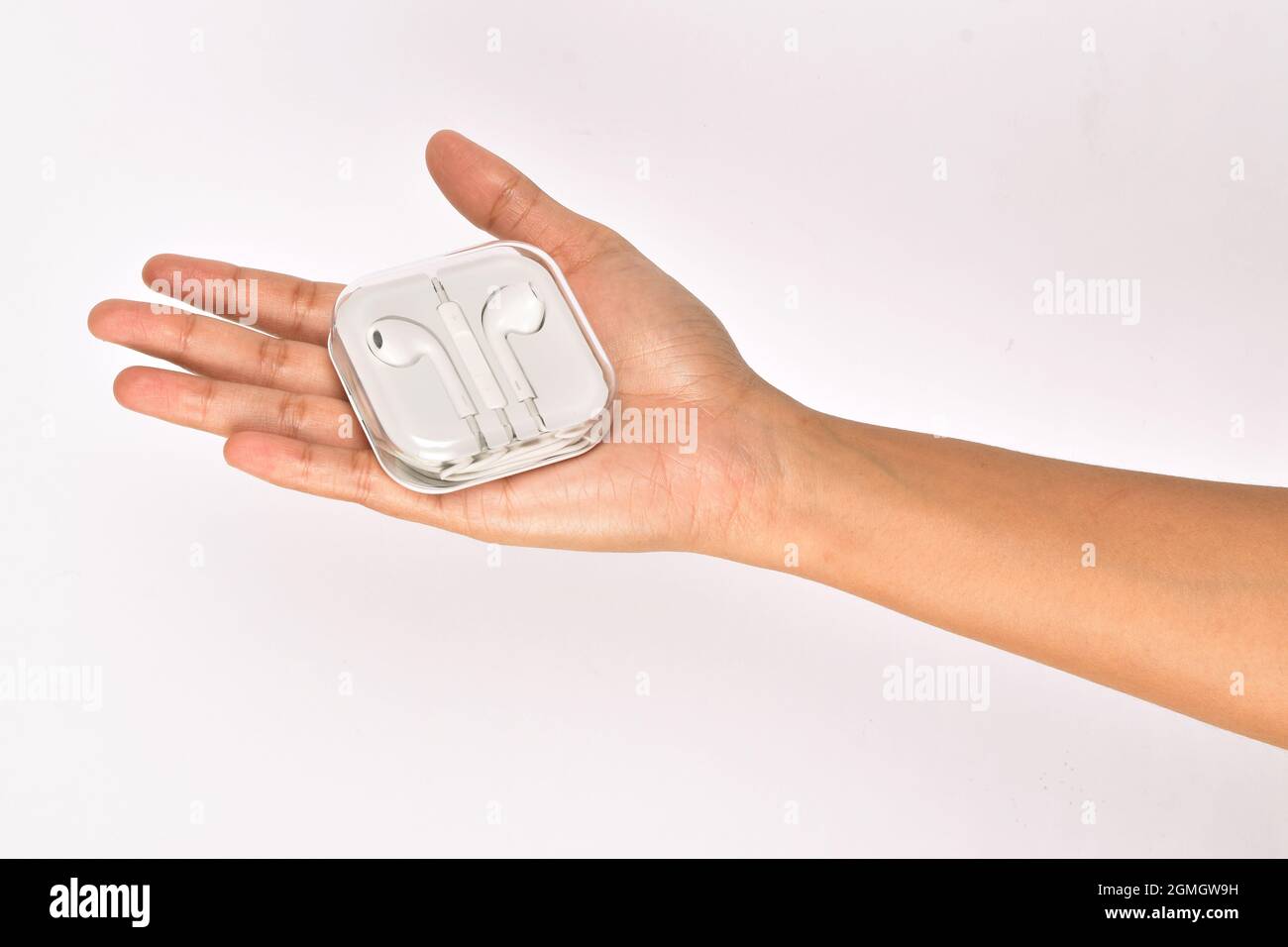 scatola per auricolari in mano isolata su sfondo bianco Foto Stock
