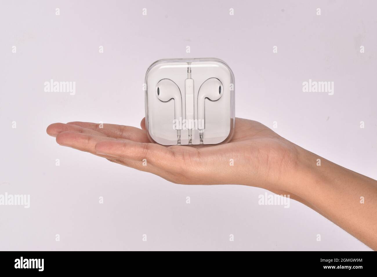 auricolare in mano isolato su sfondo bianco Foto Stock