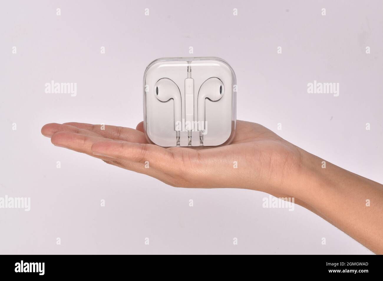 scatola per auricolari in mano isolata su sfondo bianco Foto Stock