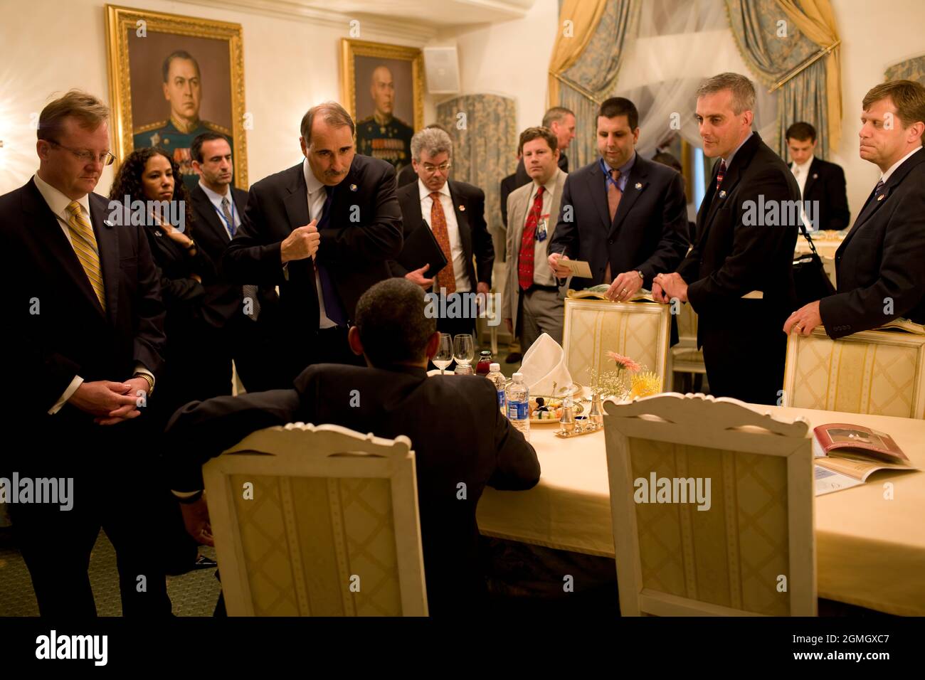 Durante una giornata di incontri a Mosca, Russia, il presidente Barack Obama viene informato dai consiglieri (da sinistra): Il segretario alla stampa Robert Gibbs, assistente del presidente Mona Sutphen, consigliere senior David Axelrod, Spokseman Mike Hammer della NSC, capo dello staff Mark Lippert, vice consigliere di sicurezza nazionale per le comunicazioni strategiche Denis McDonough, direttore senior della NSC per gli affari russi Mike McFaul, 7 luglio 2009. (Foto ufficiale della Casa Bianca di Pete Souza) questa fotografia ufficiale della Casa Bianca è resa disponibile per la pubblicazione da parte delle organizzazioni di notizie e/o per uso personale stampa dal soggetto Foto Stock