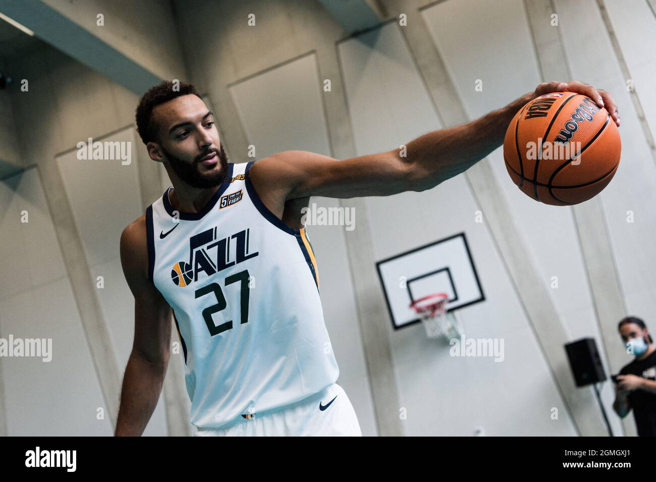 Rudy Gobert, centro del team NBA Utah Jazz e del team nazionale della Francia, effettua alcuni scatti di abilità durante una sessione clinica con adolescenti francesi organizzata da YOP, marchio francese. Parigi, Francia, 18 settembre 2021. Foto di Daniel Derajinski/ABACAPRESS.COM Foto Stock