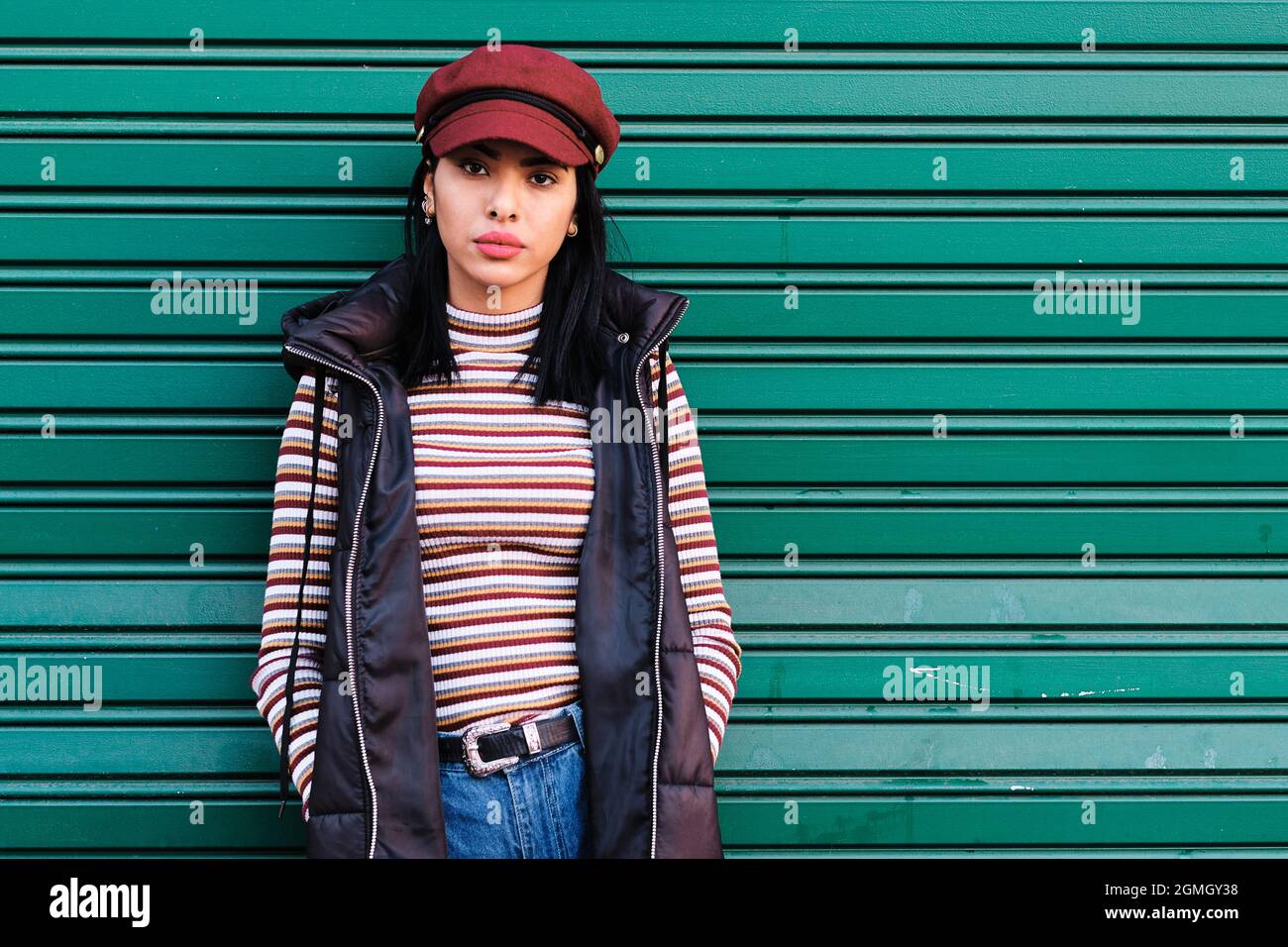 giovane ragazza marocchina con capelli corti con outfit autunnale - concetto di caduta Foto Stock