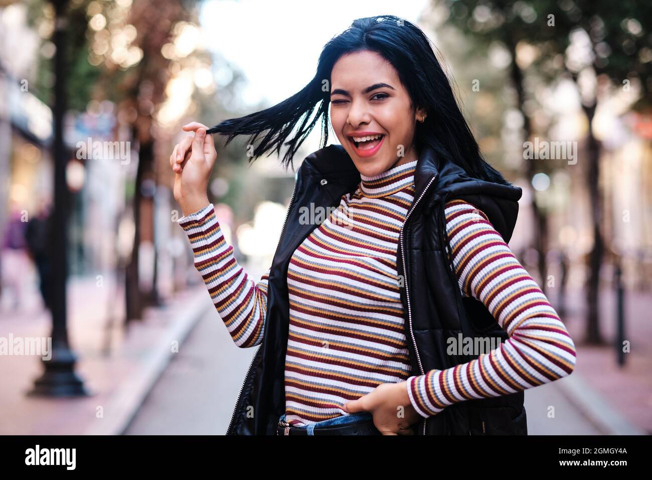 giovane ragazza marocchina con capelli corti con outfit autunnale - concetto di caduta Foto Stock