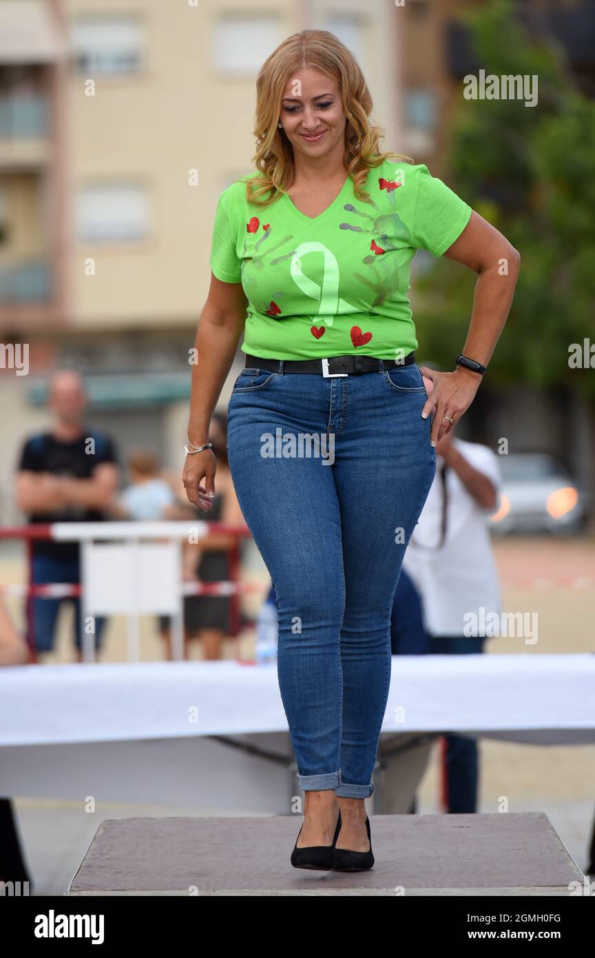 Il modello Sandra Dios percorre la pista durante il concorso Miss Curvys Tarragona 2021 tenutosi a El Vendrell.Sheila Ruiz 35 ha vinto il concorso Miss Curvys Tarragona 2021 oggi si e tenuto