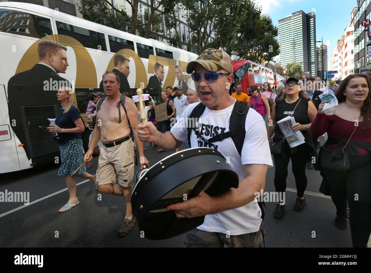 Londra, Regno Unito. 18 settembre 2021. I manifestanti hanno bandito tamburi e padelle mentre i colleghi si sono impegnati a partire da Regent's Park fino a Downing Street al World Wide Rally for Freedom. si marciano per i loro figli e contro la vaccinazione infantile, i passaporti dei vaccini e i futuri blocchi. Credit: SOPA Images Limited/Alamy Live News Foto Stock