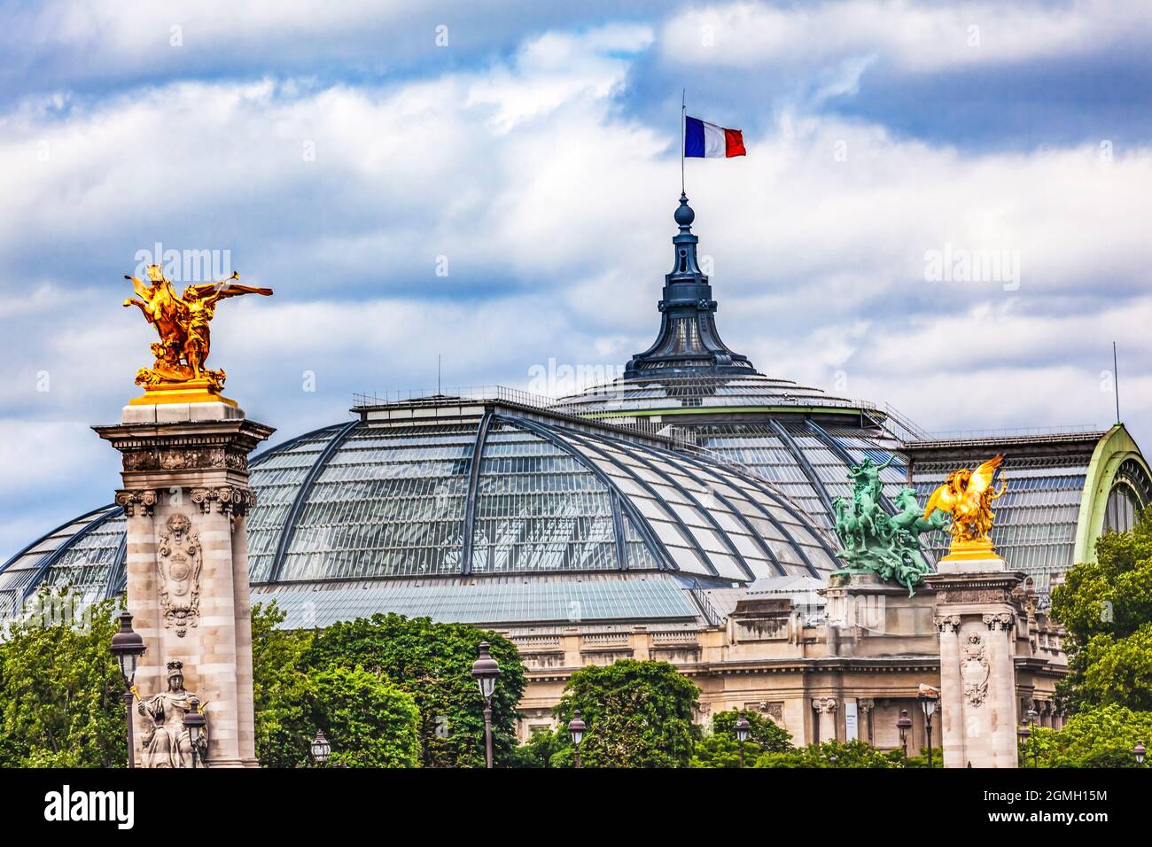 Vetro e acciaio Grand Palais de Champs Elysees Palace Statua Bandiera Parigi Francia grande sala esposizioni e centro museo. Costruito alla fine del 1800 Foto Stock