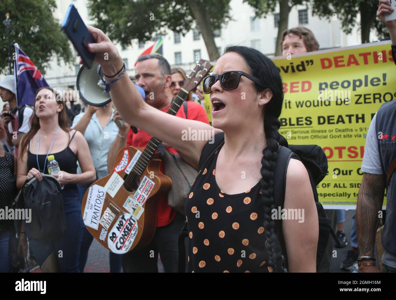 Londra, Regno Unito. 18 settembre 2021. I manifestanti urlano e suonano musica fuori da Downing Street come manifestanti marzo da Regent's Park a Downing Street al World Wide Rally for Freedom. si marciano per i loro figli e contro la vaccinazione infantile, i passaporti dei vaccini e i futuri blocchi. Credit: SOPA Images Limited/Alamy Live News Foto Stock