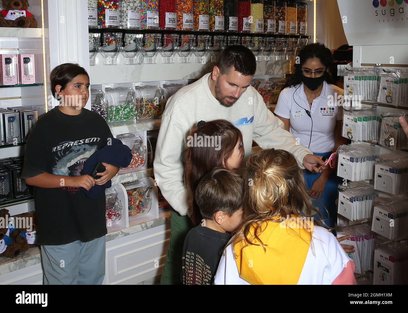 18 Settembre 2021 - Las Vegas, NV - Mason Disick, Scott Disick, Penelope Disick, Reign Disick. Scott Disick celebra la grande apertura della fabbrica di zucchero di Las Vegas all'angolo di Harmon. (Credit Image: © Mjt/AdMedia via ZUMA Press Wire) Foto Stock