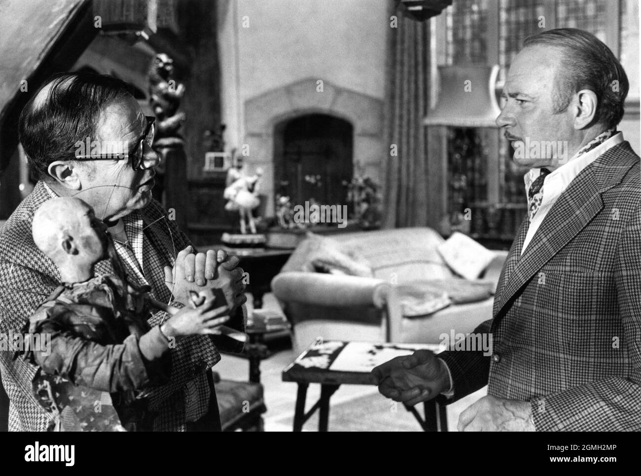 Il regista JOSEPH L. MANKIEWICZ e LAURENCE OLIVIER in costume come Andrew Wyke sul set candid durante le riprese di SLEUTH 1972 il regista JOSEPH L. MANKIEWICZ suonano e sceneggiano Anthony Shaffer music John Addison production design Ken Adam Costume design John Furniss UK - USA co-produzione Palomar Pictures International / Twentieth Century Volpe Foto Stock