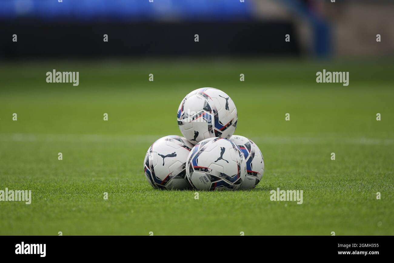 Peterborough, Regno Unito. 18 settembre 2021. Un mucchio di palline Puma EFL Championship alla partita Peterborough United contro Birmingham City EFL Championship, al Weston Homes Stadium, Peterborough, Cambridgeshire. Credit: Paul Marriott/Alamy Live News Foto Stock