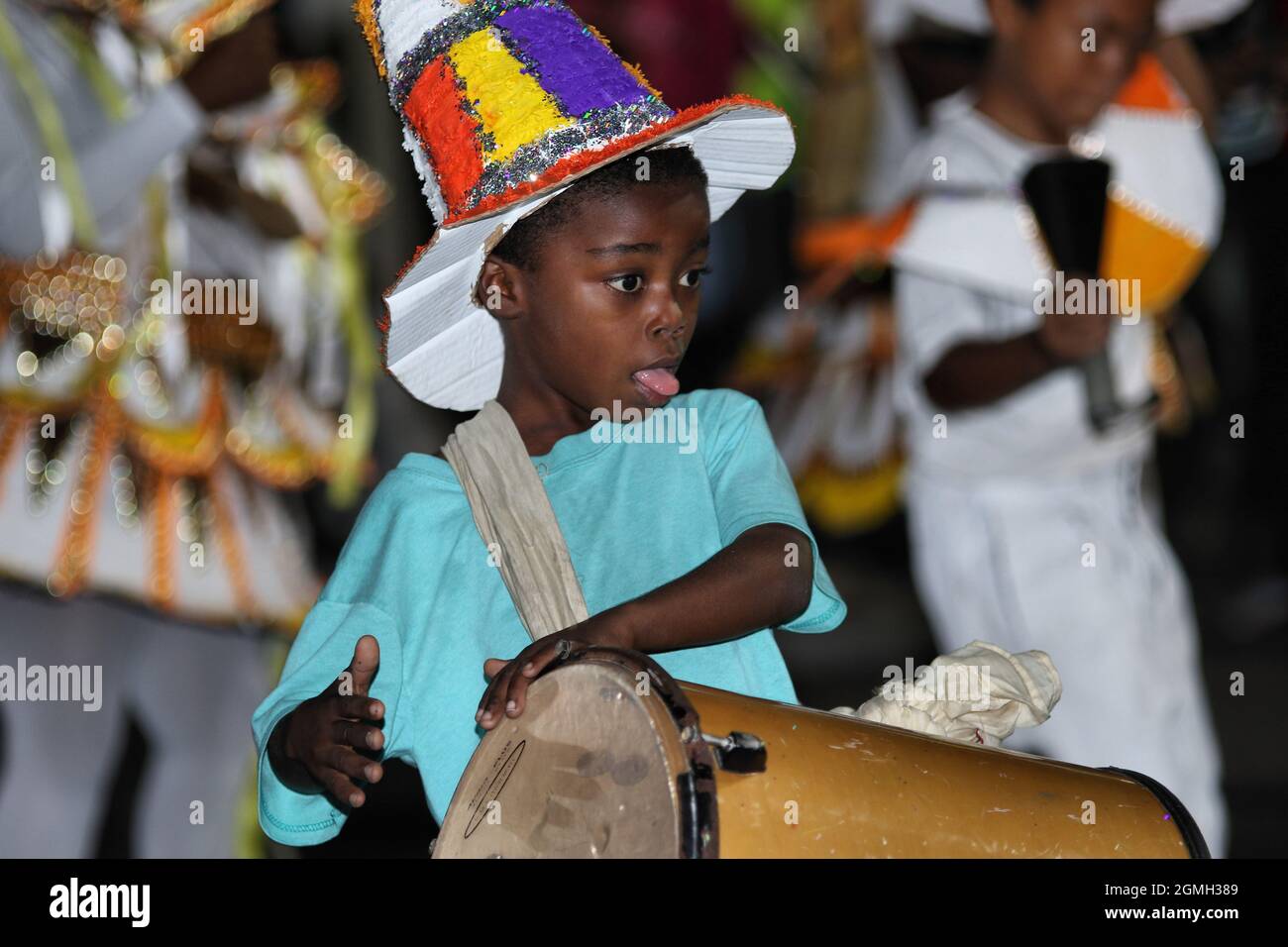 I bambini che prendono parte a Junkanoo nelle Bahamas, Una sfilata culturale di strada dove si vestono in costumi e ballano alla musica Foto Stock