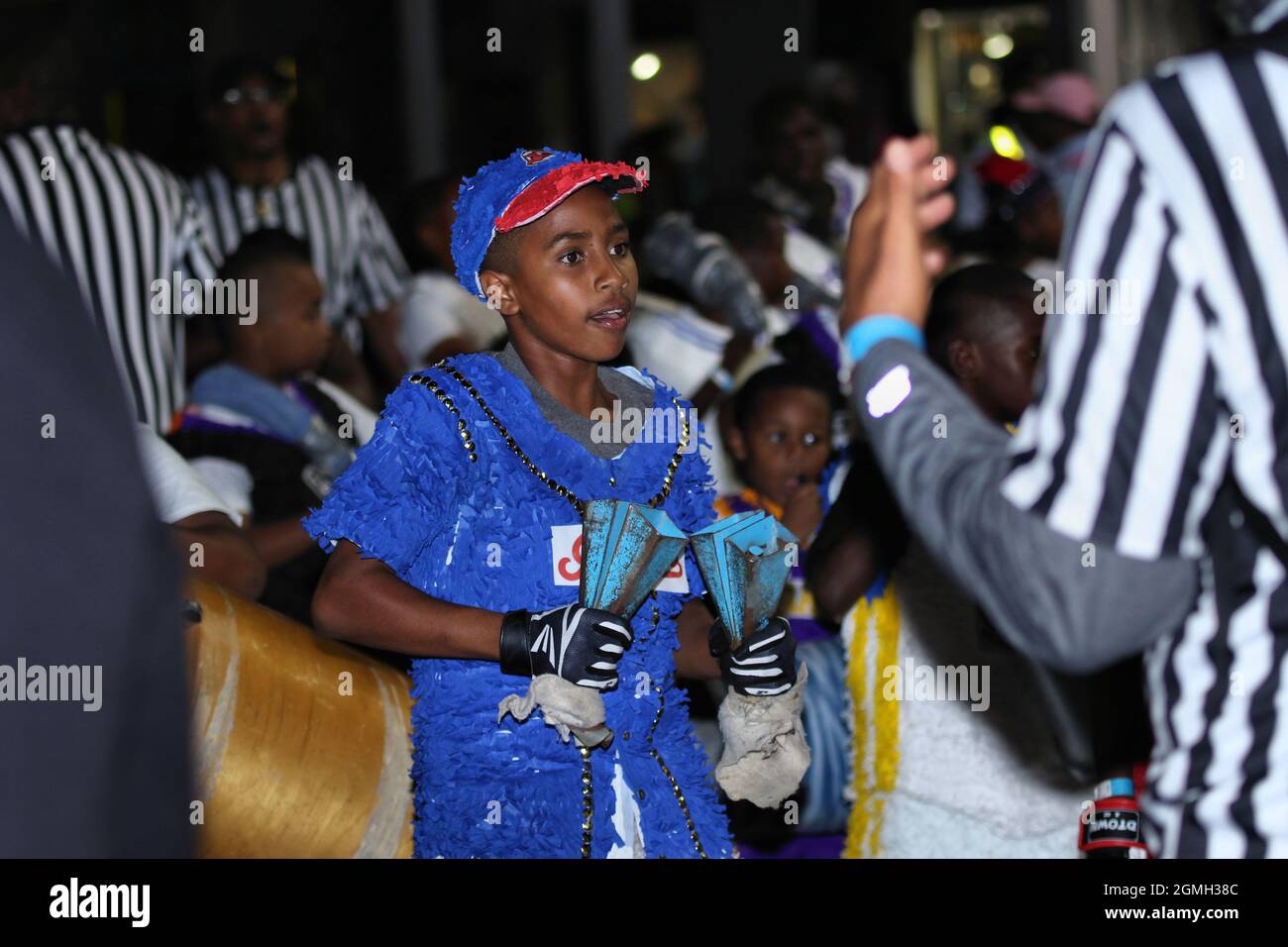 Gente, vestita in costumi, battendo i tamburi mentre celebra Junkanoo nelle strade delle Bahamas Foto Stock