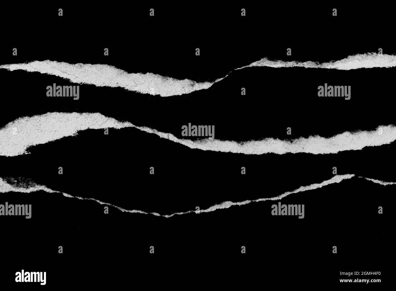 Carta strappata, bordo strappato, bordo strappato, carta isolata strappata bianca su nero, angolo della carta con spazio per la copia Foto Stock