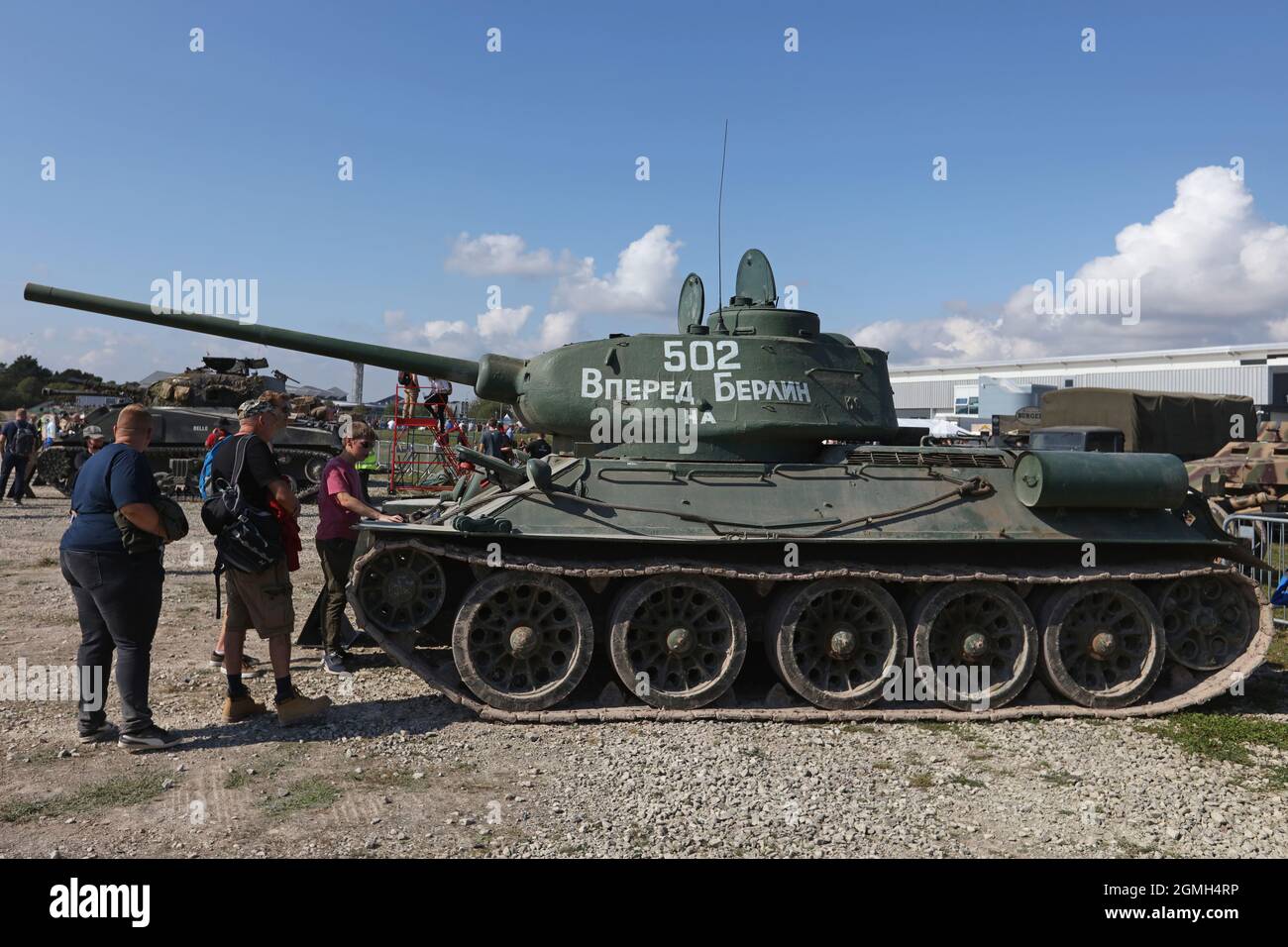 T34/85 serbatoio russo WW2 in azione durante una dimostrazione al Bovington Tank Museum, Dorset, Regno Unito Foto Stock