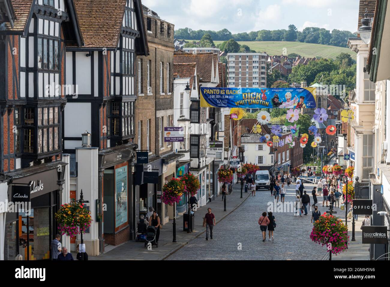 Vista di Guildford High Street nel centro della città, piena di gente che acquista in una giornata di sole, Surrey, Inghilterra, Regno Unito Foto Stock